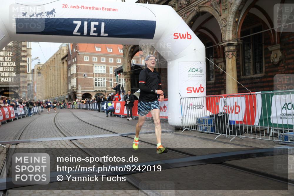 05.10.2025 - 20. swb-Marathon Bremen Yannick Fuchs http://msf.ph/oto/9242019 05.10.2025 10:41:26 Ziel 9262, 11069, 11086 meine-sportfotos.de