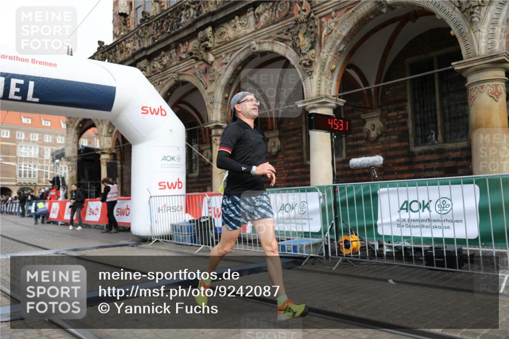 05.10.2025 - 20. swb-Marathon Bremen Yannick Fuchs http://msf.ph/oto/9242087 05.10.2025 10:41:27 Ziel 9262, 11069, 11086 meine-sportfotos.de