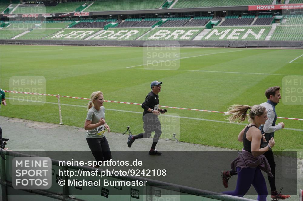 05.10.2025 - 20. swb-Marathon Bremen Michael Burmester http://msf.ph/oto/9242108 05.10.2025 10:35:26 Laufen im Stadion 7163, 9183, 9188, 9201, 9219, 9231, 9330, 9350, 9433, 9451, 9495, 9508, 9540, 9550, 9576, 9582, 9601, 9609, 9612, 9622, 9625, 9666, 9672, 9722, 9766, 9790, 9886, 9904, 9914, 9925, 9937, 9954, 9962, 9968, 9981, 10039, 10049, 10055, 10059, 10084, 10105, 10138, 10145, 10169, 10179, 10225, 10250, 10260, 10263, 10281, 10353, 10359, 10368, 10377, 10395, 10555, 10644, 10653, 10694, 10834, 10845, 10950, 10988, 7147, 9292, 9372, 9430, 9547, 9585, 9669, 9719, 9783 meine-sportfotos.de