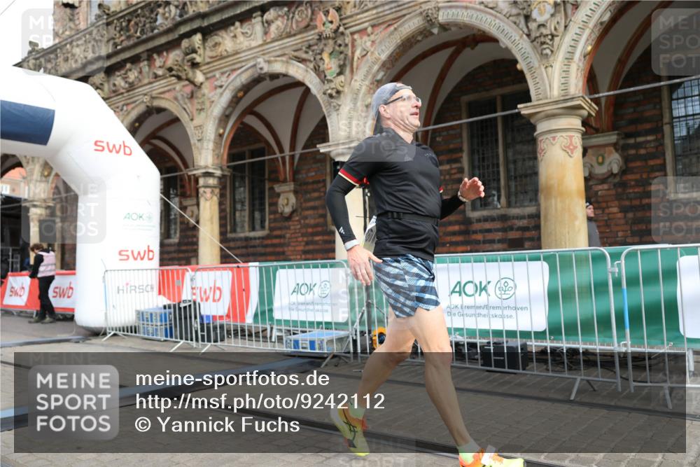 05.10.2025 - 20. swb-Marathon Bremen Yannick Fuchs http://msf.ph/oto/9242112 05.10.2025 10:41:27 Ziel 9262, 11069, 11086 meine-sportfotos.de