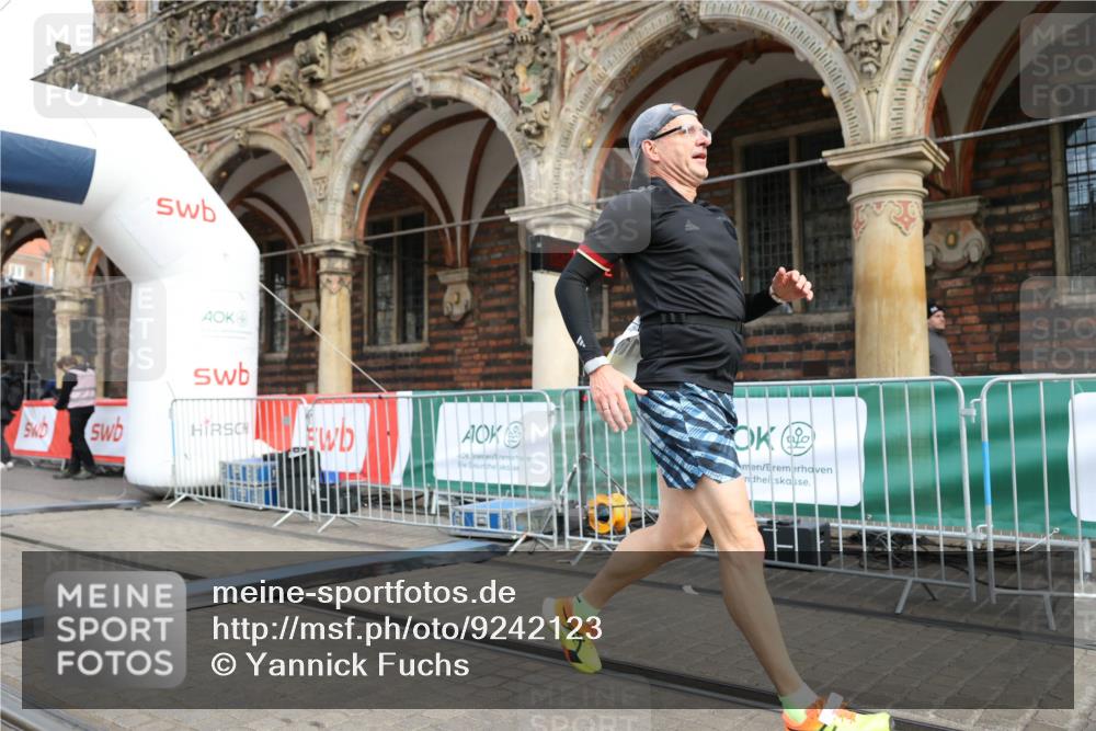 05.10.2025 - 20. swb-Marathon Bremen Yannick Fuchs http://msf.ph/oto/9242123 05.10.2025 10:41:28 Ziel 9262, 11069, 11086 meine-sportfotos.de