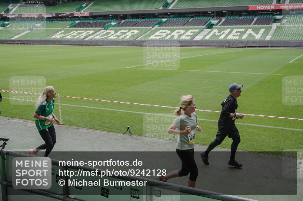 05.10.2025 - 20. swb-Marathon Bremen Michael Burmester http://msf.ph/oto/9242128 05.10.2025 10:35:27 Laufen im Stadion 7163, 9183, 9188, 9201, 9219, 9231, 9330, 9350, 9433, 9451, 9495, 9508, 9540, 9550, 9576, 9582, 9601, 9609, 9612, 9622, 9625, 9634, 9666, 9672, 9722, 9790, 9886, 9904, 9914, 9925, 9937, 9954, 9962, 9968, 9981, 10039, 10049, 10055, 10059, 10063, 10084, 10105, 10138, 10145, 10169, 10179, 10225, 10250, 10260, 10263, 10281, 10353, 10359, 10368, 10377, 10395, 10555, 10644, 10653, 10694, 10834, 10845, 10950, 10988, 7147, 9292, 9430, 9669, 9719, 9783 meine-sportfotos.de