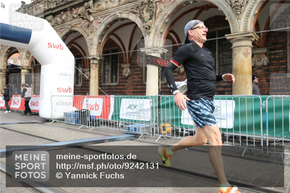 05.10.2025 - 20. swb-Marathon Bremen Yannick Fuchs http://msf.ph/oto/9242131 05.10.2025 10:41:28 Ziel 9262, 11069, 11086 meine-sportfotos.de
