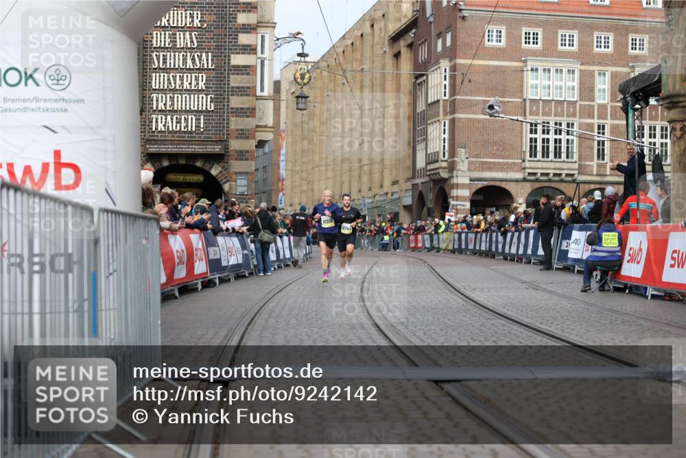 05.10.2025 - 20. swb-Marathon Bremen Yannick Fuchs http://msf.ph/oto/9242142 05.10.2025 10:41:30 Ziel 9262, 10910, 11086 meine-sportfotos.de