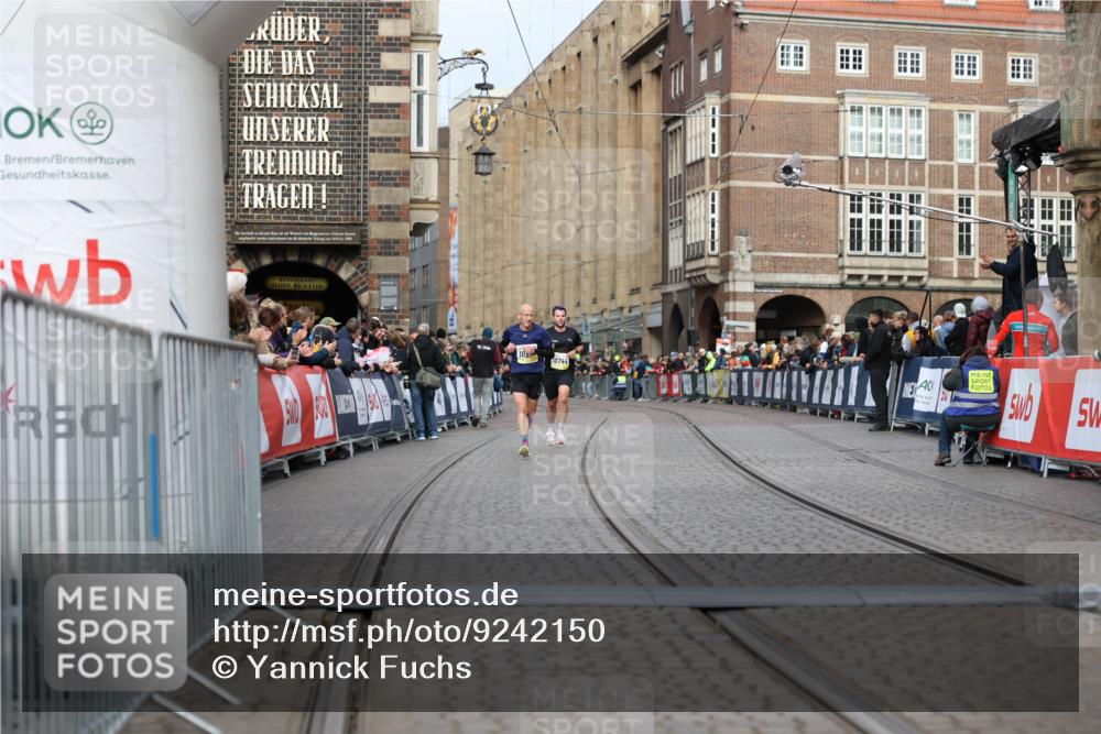 05.10.2025 - 20. swb-Marathon Bremen Yannick Fuchs http://msf.ph/oto/9242150 05.10.2025 10:41:30 Ziel 9262, 10910, 11086 meine-sportfotos.de