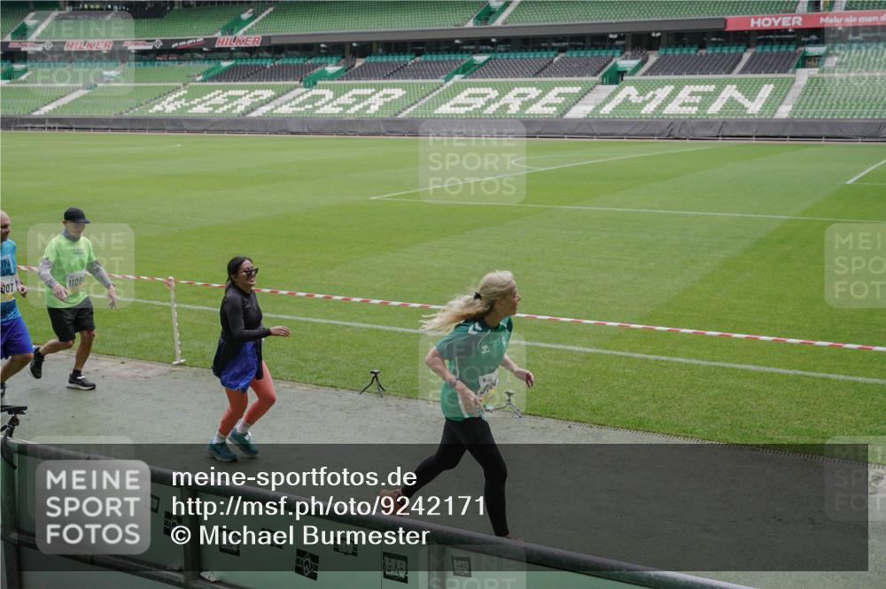 05.10.2025 - 20. swb-Marathon Bremen Michael Burmester http://msf.ph/oto/9242171 05.10.2025 10:35:28 Laufen im Stadion 7163, 9183, 9188, 9201, 9219, 9231, 9330, 9350, 9433, 9451, 9495, 9508, 9540, 9550, 9576, 9582, 9601, 9609, 9612, 9622, 9625, 9634, 9666, 9672, 9722, 9790, 9886, 9904, 9914, 9925, 9937, 9954, 9962, 9968, 10039, 10049, 10055, 10059, 10063, 10084, 10105, 10138, 10145, 10169, 10179, 10225, 10250, 10263, 10281, 10353, 10359, 10368, 10377, 10395, 10555, 10644, 10653, 10694, 10834, 10845, 10950, 10988, 7147, 9292, 9430, 9669, 9719, 9783 meine-sportfotos.de