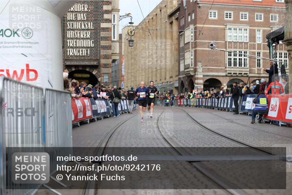 05.10.2025 - 20. swb-Marathon Bremen Yannick Fuchs http://msf.ph/oto/9242176 05.10.2025 10:41:30 Ziel 9262, 10910, 11086 meine-sportfotos.de