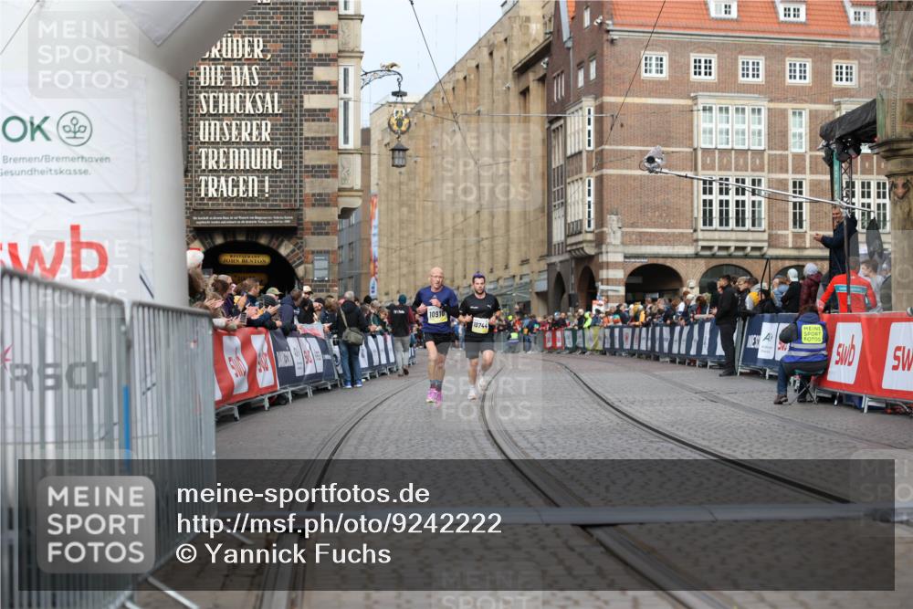 05.10.2025 - 20. swb-Marathon Bremen Yannick Fuchs http://msf.ph/oto/9242222 05.10.2025 10:41:31 Ziel 10744, 10910, 11086 meine-sportfotos.de