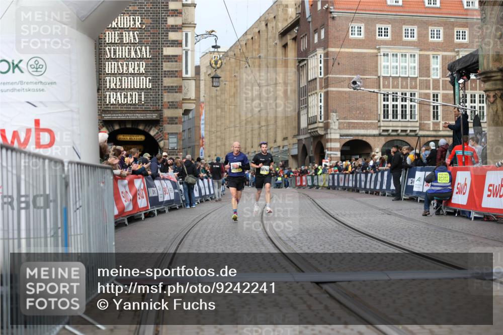 05.10.2025 - 20. swb-Marathon Bremen Yannick Fuchs http://msf.ph/oto/9242241 05.10.2025 10:41:31 Ziel 10744, 10910, 11086 meine-sportfotos.de