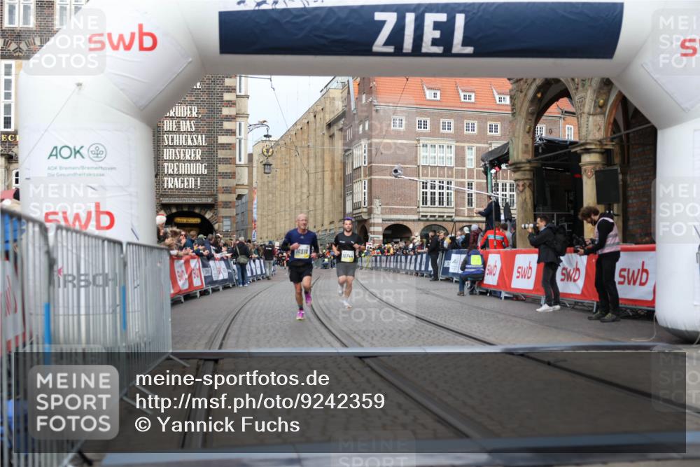 05.10.2025 - 20. swb-Marathon Bremen Yannick Fuchs http://msf.ph/oto/9242359 05.10.2025 10:41:33 Ziel 10744, 10910 meine-sportfotos.de