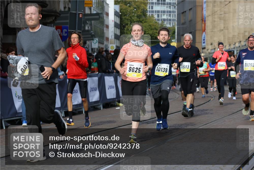 05.10.2025 - 20. swb-Marathon Bremen Strokosch-Dieckow http://msf.ph/oto/9242378 05.10.2025 10:57:33 Ziel 9000, 9309, 9625, 9747, 9904, 9914, 9962, 10139, 10694, 10739, 10754, 11352, 11360, 11583 meine-sportfotos.de