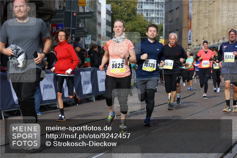 05.10.2025 - 20. swb-Marathon Bremen Strokosch-Dieckow http://msf.ph/oto/9242457 05.10.2025 10:57:33 Ziel 9000, 9309, 9625, 9747, 9904, 9914, 9962, 10139, 10694, 10739, 10754, 11352, 11360, 11583 meine-sportfotos.de