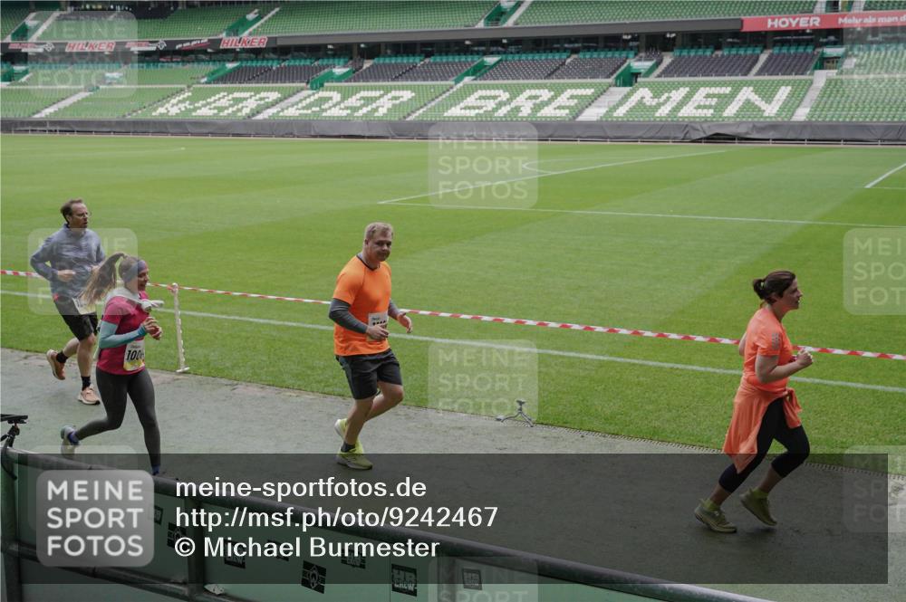 05.10.2025 - 20. swb-Marathon Bremen Michael Burmester http://msf.ph/oto/9242467 05.10.2025 10:35:36 Laufen im Stadion 7163, 7177, 7178, 9183, 9201, 9231, 9330, 9350, 9433, 9451, 9495, 9508, 9516, 9518, 9542, 9550, 9576, 9582, 9601, 9609, 9612, 9622, 9625, 9634, 9666, 9722, 9737, 9790, 9886, 9904, 9914, 9937, 9954, 9962, 9968, 10006, 10039, 10049, 10055, 10059, 10063, 10079, 10084, 10105, 10127, 10138, 10139, 10145, 10169, 10179, 10225, 10228, 10250, 10281, 10336, 10353, 10359, 10368, 10377, 10395, 10555, 10644, 10694, 10834, 10845, 10950, 10988, 7147, 9292, 9430, 9669, 9672 meine-sportfotos.de