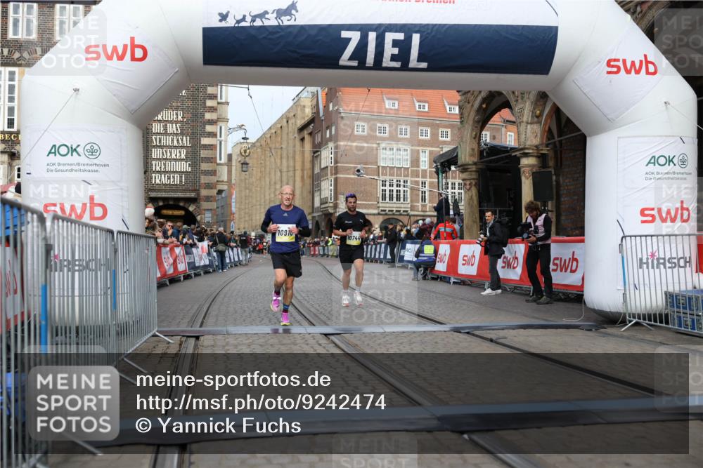 05.10.2025 - 20. swb-Marathon Bremen Yannick Fuchs http://msf.ph/oto/9242474 05.10.2025 10:41:34 Ziel 10744, 10910 meine-sportfotos.de