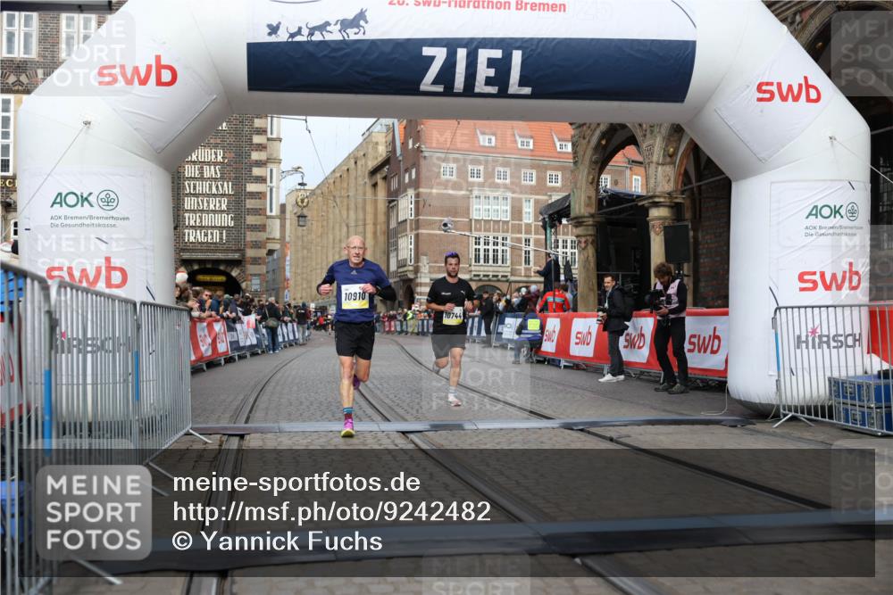 05.10.2025 - 20. swb-Marathon Bremen Yannick Fuchs http://msf.ph/oto/9242482 05.10.2025 10:41:34 Ziel 10744, 10910 meine-sportfotos.de