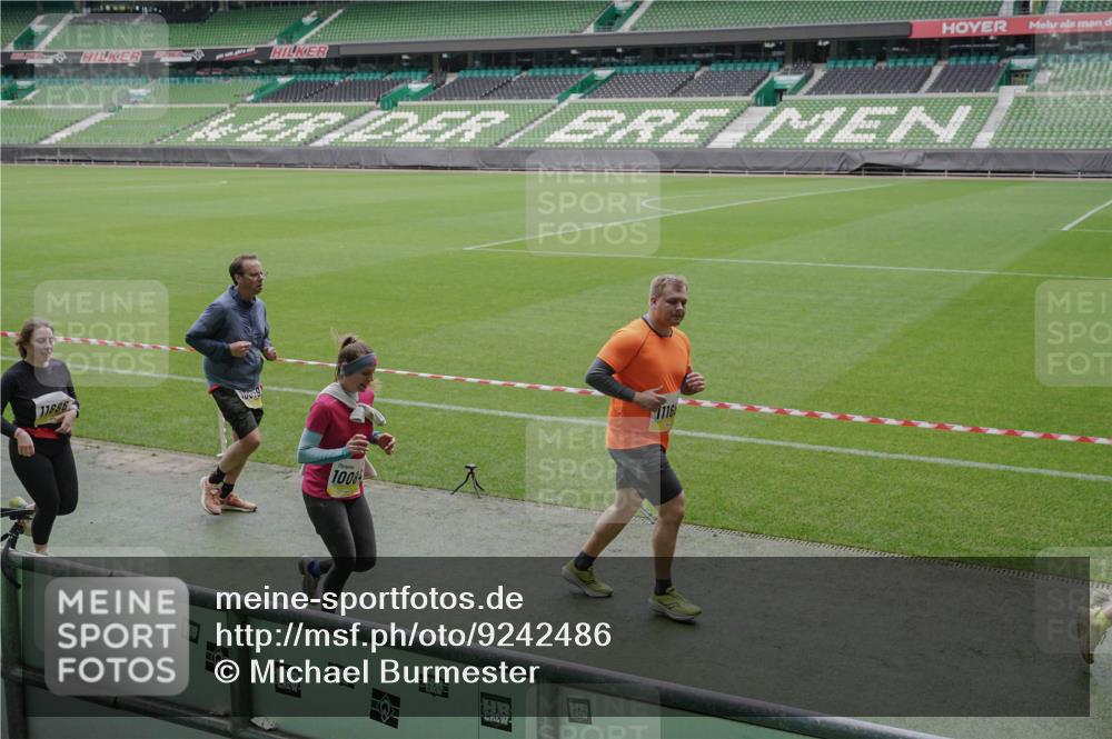 05.10.2025 - 20. swb-Marathon Bremen Michael Burmester http://msf.ph/oto/9242486 05.10.2025 10:35:37 Laufen im Stadion 7163, 7177, 7178, 9183, 9201, 9231, 9330, 9350, 9433, 9451, 9495, 9508, 9516, 9518, 9542, 9550, 9576, 9582, 9601, 9609, 9612, 9622, 9625, 9634, 9666, 9722, 9737, 9790, 9886, 9904, 9914, 9937, 9954, 9962, 9968, 10006, 10039, 10049, 10055, 10059, 10063, 10079, 10084, 10105, 10127, 10138, 10139, 10145, 10169, 10179, 10225, 10228, 10250, 10281, 10336, 10353, 10359, 10368, 10377, 10395, 10555, 10644, 10694, 10834, 10845, 10988, 7147, 9292, 9430, 9669, 9672 meine-sportfotos.de