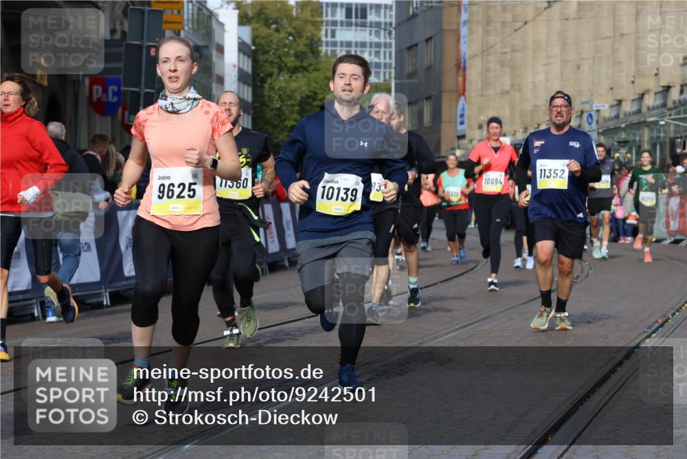 05.10.2025 - 20. swb-Marathon Bremen Strokosch-Dieckow http://msf.ph/oto/9242501 05.10.2025 10:57:33 Ziel 9000, 9309, 9625, 9747, 9904, 9914, 9962, 10139, 10694, 10739, 10754, 11352, 11360, 11583 meine-sportfotos.de