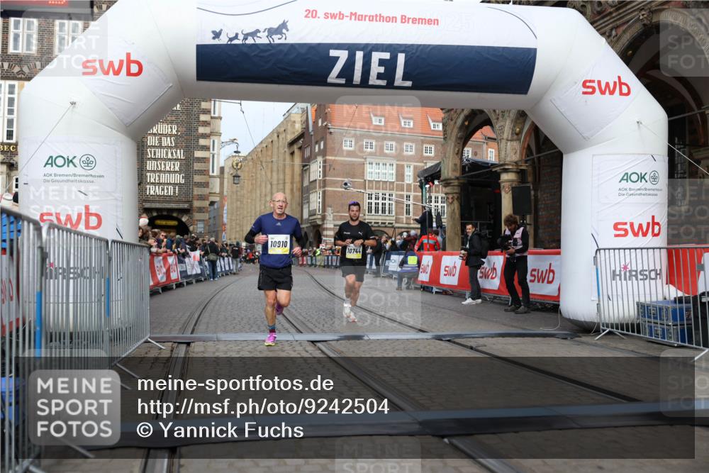 05.10.2025 - 20. swb-Marathon Bremen Yannick Fuchs http://msf.ph/oto/9242504 05.10.2025 10:41:34 Ziel 10744, 10910 meine-sportfotos.de