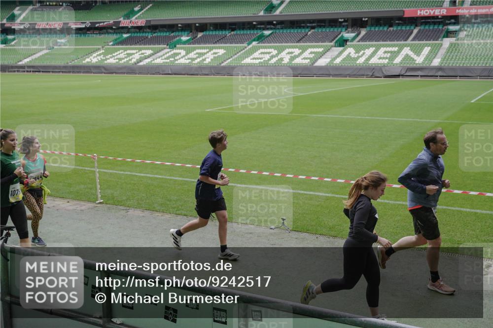 05.10.2025 - 20. swb-Marathon Bremen Michael Burmester http://msf.ph/oto/9242517 05.10.2025 10:35:38 Laufen im Stadion 7163, 7177, 7178, 9201, 9231, 9330, 9350, 9433, 9451, 9495, 9508, 9516, 9518, 9542, 9550, 9576, 9582, 9601, 9609, 9612, 9622, 9625, 9634, 9666, 9722, 9737, 9790, 9886, 9904, 9914, 9937, 9954, 9962, 9968, 10006, 10039, 10049, 10055, 10059, 10063, 10079, 10084, 10105, 10127, 10138, 10139, 10145, 10169, 10179, 10225, 10228, 10250, 10281, 10336, 10353, 10359, 10368, 10377, 10395, 10555, 10644, 10694, 10834, 10845, 10988, 9292, 9430, 9669, 9672 meine-sportfotos.de