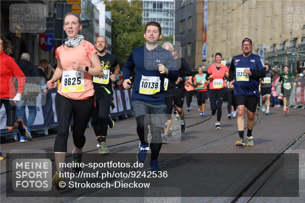 05.10.2025 - 20. swb-Marathon Bremen Strokosch-Dieckow http://msf.ph/oto/9242536 05.10.2025 10:57:33 Ziel 9000, 9309, 9625, 9747, 9904, 9914, 9962, 10139, 10694, 10739, 10754, 11352, 11360, 11583 meine-sportfotos.de