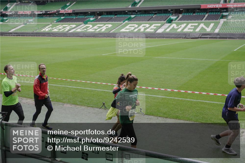 05.10.2025 - 20. swb-Marathon Bremen Michael Burmester http://msf.ph/oto/9242539 05.10.2025 10:35:39 Laufen im Stadion 7163, 7177, 7178, 9201, 9231, 9330, 9350, 9433, 9451, 9462, 9495, 9508, 9516, 9518, 9542, 9550, 9576, 9582, 9601, 9609, 9612, 9622, 9625, 9634, 9666, 9737, 9790, 9886, 9904, 9914, 9937, 9954, 9962, 9968, 10006, 10039, 10049, 10055, 10059, 10063, 10079, 10084, 10105, 10127, 10138, 10139, 10143, 10145, 10179, 10225, 10228, 10250, 10281, 10336, 10353, 10359, 10368, 10377, 10395, 10555, 10644, 10694, 10834, 10845, 10988, 9430, 9669, 9672 meine-sportfotos.de