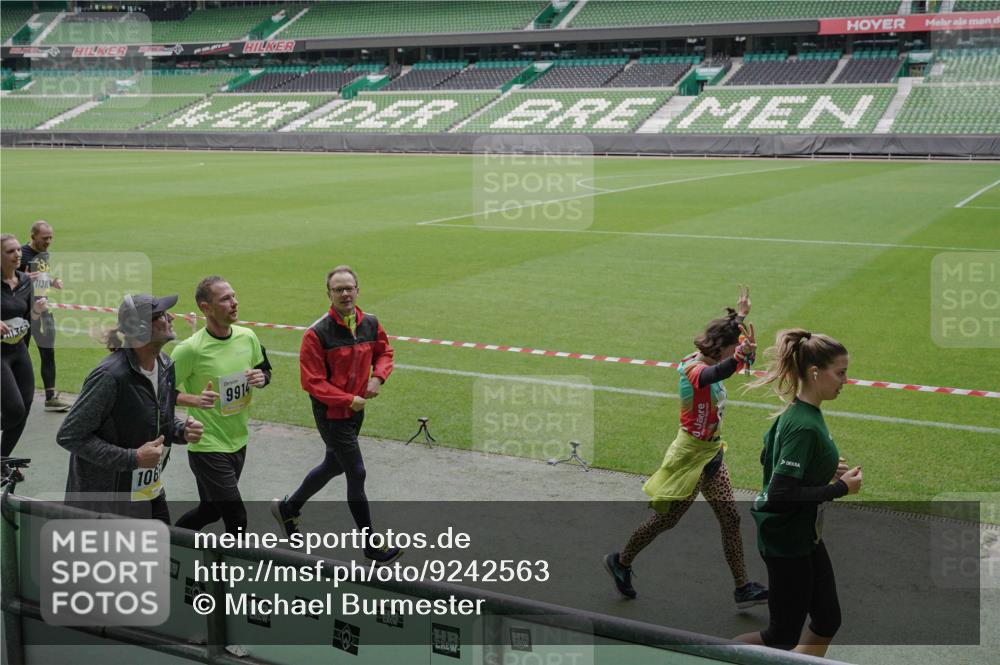 05.10.2025 - 20. swb-Marathon Bremen Michael Burmester http://msf.ph/oto/9242563 05.10.2025 10:35:40 Laufen im Stadion 7163, 7177, 7178, 9173, 9201, 9231, 9278, 9330, 9350, 9433, 9451, 9462, 9495, 9508, 9516, 9518, 9542, 9550, 9576, 9582, 9601, 9609, 9612, 9622, 9625, 9634, 9666, 9737, 9790, 9886, 9904, 9914, 9937, 9954, 9962, 9968, 9977, 10006, 10039, 10049, 10055, 10059, 10063, 10079, 10084, 10105, 10127, 10138, 10139, 10143, 10145, 10179, 10225, 10228, 10250, 10281, 10336, 10353, 10359, 10367, 10368, 10377, 10395, 10555, 10644, 10694, 10834, 10845, 10988, 9430, 9669, 9672 meine-sportfotos.de