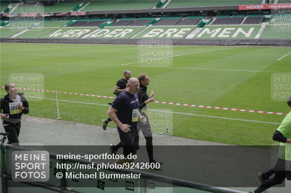 05.10.2025 - 20. swb-Marathon Bremen Michael Burmester http://msf.ph/oto/9242600 05.10.2025 10:35:41 Laufen im Stadion 7163, 7177, 7178, 9173, 9201, 9231, 9278, 9330, 9350, 9433, 9451, 9462, 9495, 9508, 9516, 9518, 9542, 9550, 9576, 9582, 9601, 9609, 9612, 9622, 9625, 9634, 9666, 9737, 9790, 9880, 9886, 9904, 9914, 9937, 9954, 9962, 9968, 9977, 10006, 10039, 10049, 10055, 10059, 10063, 10079, 10084, 10105, 10127, 10138, 10139, 10143, 10145, 10179, 10225, 10228, 10250, 10281, 10336, 10353, 10359, 10367, 10368, 10377, 10395, 10555, 10644, 10694, 10834, 10845, 10988, 9430, 9672 meine-sportfotos.de