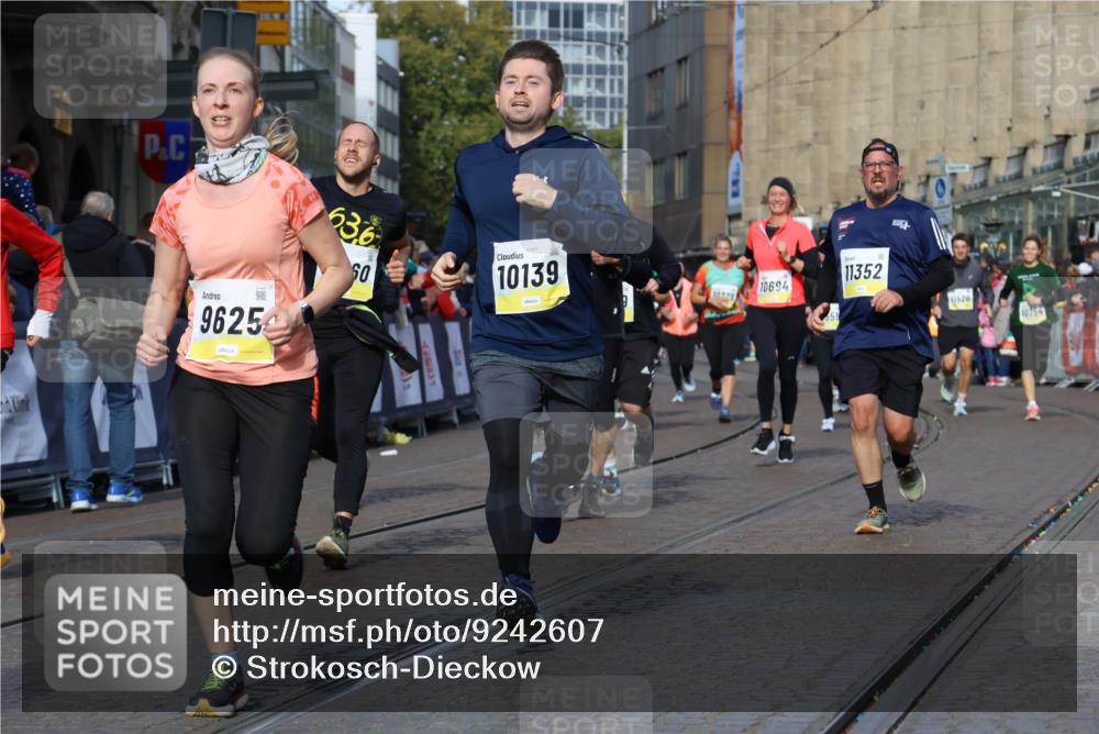 05.10.2025 - 20. swb-Marathon Bremen Strokosch-Dieckow http://msf.ph/oto/9242607 05.10.2025 10:57:34 Ziel 9309, 9372, 9585, 9625, 9747, 9904, 9914, 9943, 9962, 10139, 10250, 10555, 10694, 10739, 10754, 11352, 11360, 11583 meine-sportfotos.de