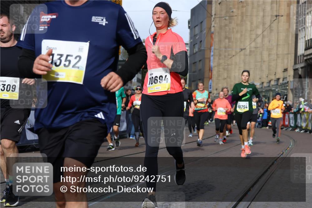 05.10.2025 - 20. swb-Marathon Bremen Strokosch-Dieckow http://msf.ph/oto/9242751 05.10.2025 10:57:39 Ziel 9309, 9372, 9585, 9747, 9943, 9979, 10225, 10250, 10329, 10341, 10555, 10694, 10754, 11352, 11520, 11521, 11583, 11731 meine-sportfotos.de