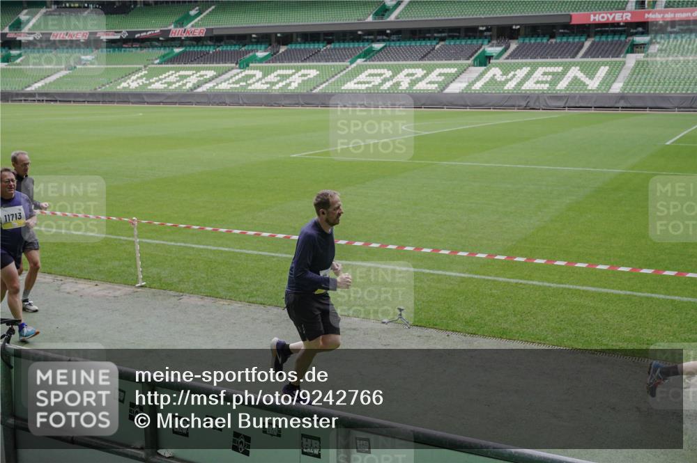 05.10.2025 - 20. swb-Marathon Bremen Michael Burmester http://msf.ph/oto/9242766 05.10.2025 10:35:47 Laufen im Stadion 7163, 7177, 7178, 9173, 9174, 9231, 9278, 9327, 9330, 9350, 9378, 9389, 9433, 9450, 9451, 9462, 9495, 9508, 9516, 9518, 9542, 9550, 9576, 9582, 9601, 9609, 9612, 9625, 9634, 9666, 9737, 9790, 9880, 9886, 9904, 9914, 9937, 9954, 9962, 9968, 9977, 10006, 10039, 10049, 10055, 10059, 10063, 10079, 10084, 10105, 10127, 10138, 10139, 10143, 10145, 10179, 10182, 10225, 10228, 10250, 10293, 10336, 10353, 10359, 10367, 10368, 10377, 10395, 10555, 9672 meine-sportfotos.de