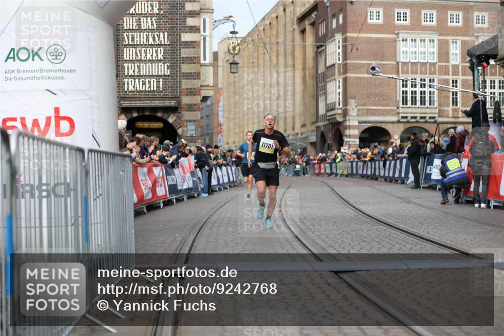 05.10.2025 - 20. swb-Marathon Bremen Yannick Fuchs http://msf.ph/oto/9242768 05.10.2025 10:41:47 Ziel 11701 meine-sportfotos.de