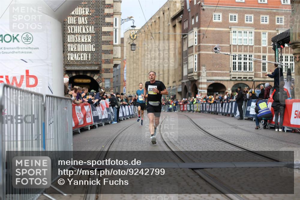 05.10.2025 - 20. swb-Marathon Bremen Yannick Fuchs http://msf.ph/oto/9242799 05.10.2025 10:41:47 Ziel 11701 meine-sportfotos.de