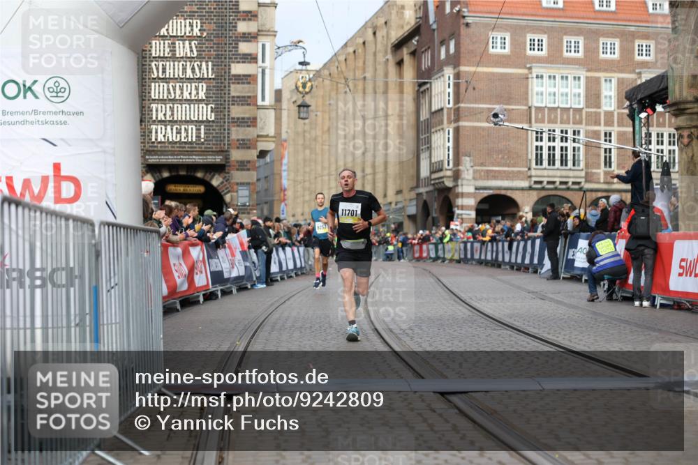 05.10.2025 - 20. swb-Marathon Bremen Yannick Fuchs http://msf.ph/oto/9242809 05.10.2025 10:41:47 Ziel 11701 meine-sportfotos.de