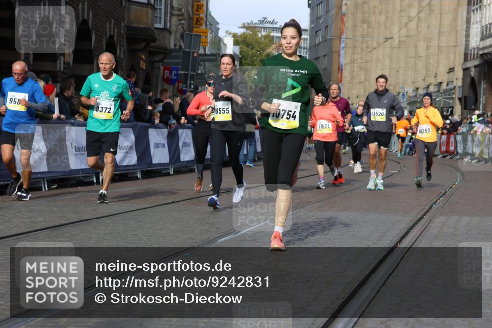 05.10.2025 - 20. swb-Marathon Bremen Strokosch-Dieckow http://msf.ph/oto/9242831 05.10.2025 10:57:40 Ziel 9309, 9372, 9585, 9943, 9979, 10225, 10250, 10329, 10341, 10555, 10694, 10754, 11352, 11520, 11521, 11583, 11731 meine-sportfotos.de