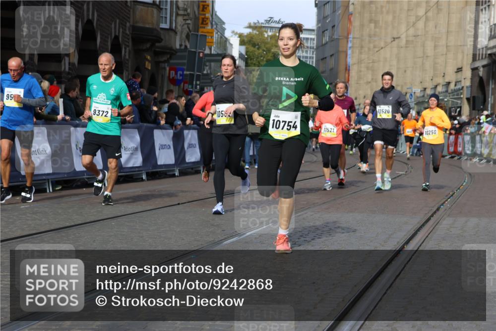 05.10.2025 - 20. swb-Marathon Bremen Strokosch-Dieckow http://msf.ph/oto/9242868 05.10.2025 10:57:40 Ziel 9309, 9372, 9585, 9943, 9979, 10225, 10250, 10329, 10341, 10555, 10694, 10754, 11352, 11520, 11521, 11583, 11731 meine-sportfotos.de