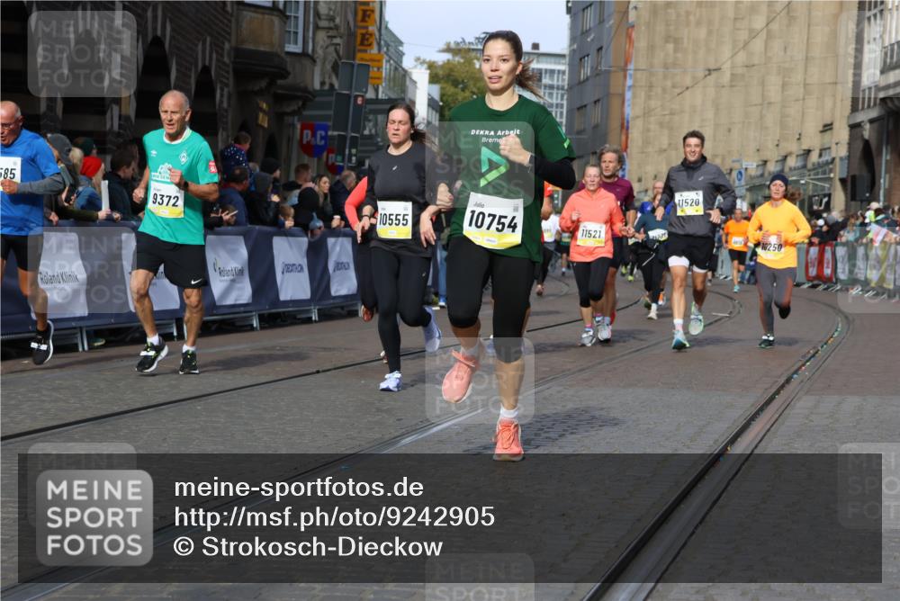 05.10.2025 - 20. swb-Marathon Bremen Strokosch-Dieckow http://msf.ph/oto/9242905 05.10.2025 10:57:40 Ziel 9309, 9372, 9585, 9943, 9979, 10225, 10250, 10329, 10341, 10555, 10694, 10754, 11352, 11520, 11521, 11583, 11731 meine-sportfotos.de