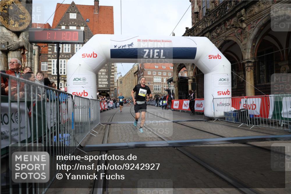 05.10.2025 - 20. swb-Marathon Bremen Yannick Fuchs http://msf.ph/oto/9242927 05.10.2025 10:41:49 Ziel 9253, 11701 meine-sportfotos.de