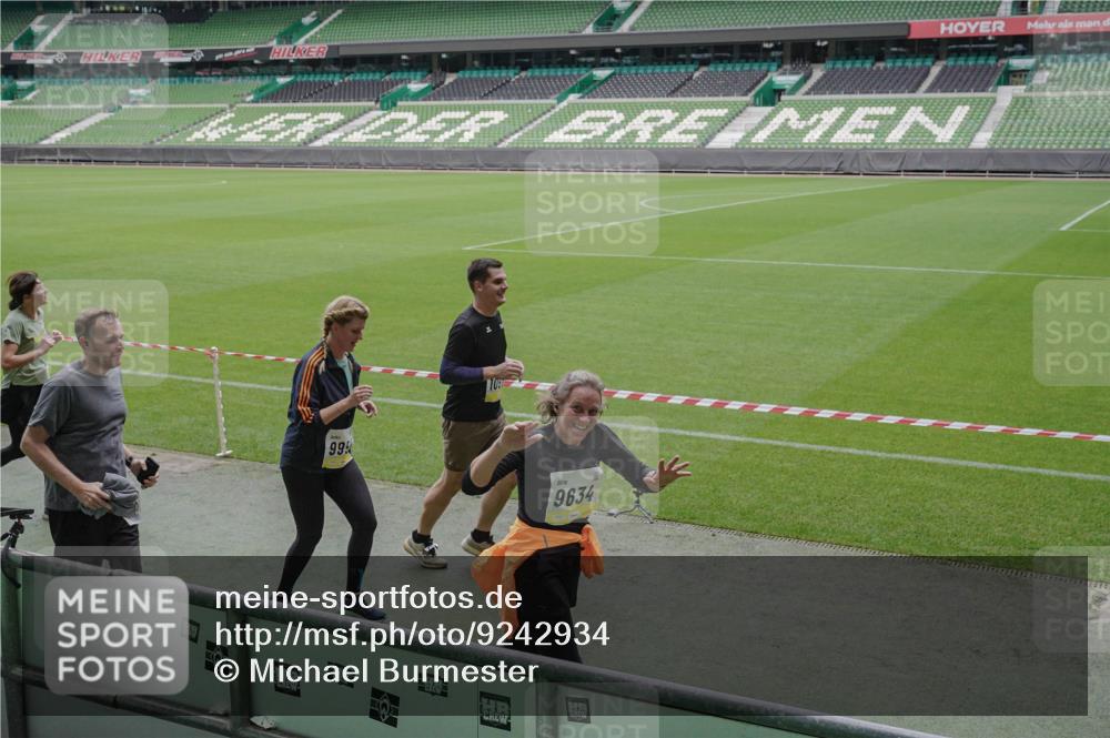 05.10.2025 - 20. swb-Marathon Bremen Michael Burmester http://msf.ph/oto/9242934 05.10.2025 10:35:53 Laufen im Stadion 7163, 7177, 7178, 9005, 9173, 9174, 9231, 9278, 9327, 9330, 9350, 9370, 9378, 9389, 9433, 9450, 9451, 9454, 9462, 9495, 9508, 9516, 9518, 9542, 9550, 9576, 9582, 9601, 9609, 9612, 9625, 9634, 9666, 9686, 9737, 9790, 9880, 9886, 9904, 9914, 9937, 9954, 9962, 9977, 10006, 10039, 10049, 10055, 10059, 10063, 10079, 10084, 10105, 10127, 10138, 10139, 10143, 10145, 10179, 10182, 10225, 10228, 10250, 10293, 10311, 10336, 10353, 10359, 10367, 10368, 10377, 10391, 10395 meine-sportfotos.de