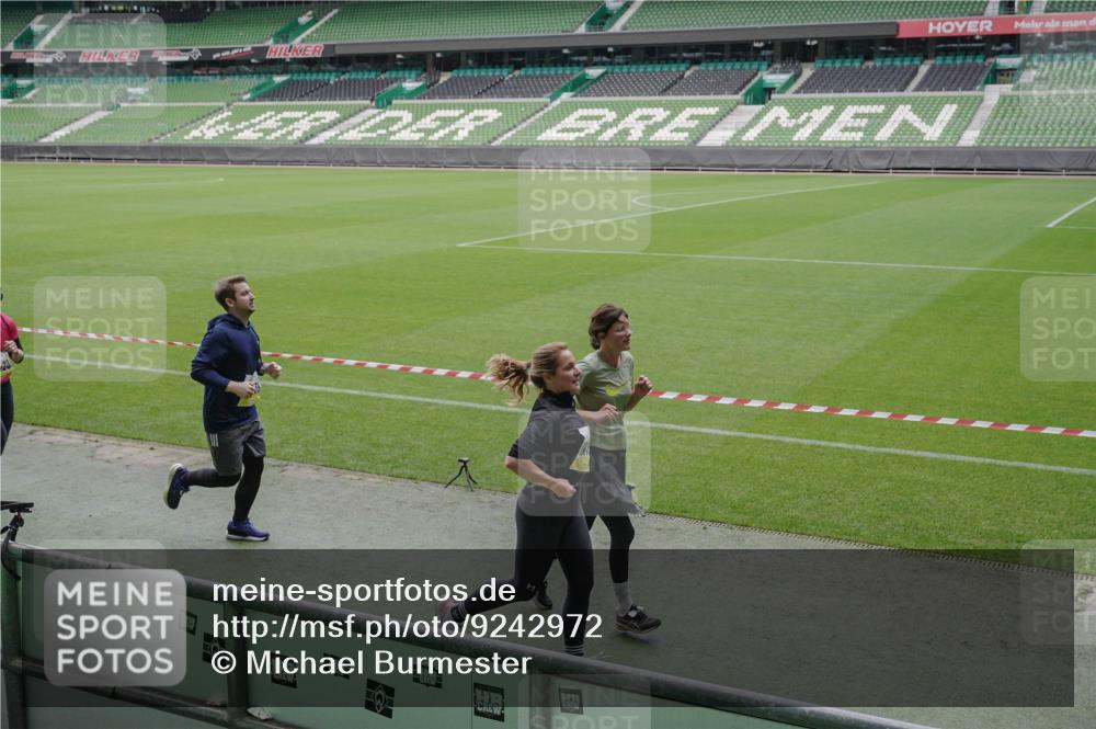 05.10.2025 - 20. swb-Marathon Bremen Michael Burmester http://msf.ph/oto/9242972 05.10.2025 10:35:54 Laufen im Stadion 7163, 7177, 7178, 8585, 9005, 9173, 9174, 9231, 9278, 9327, 9330, 9370, 9378, 9389, 9433, 9450, 9451, 9454, 9462, 9495, 9508, 9516, 9518, 9542, 9550, 9576, 9582, 9609, 9612, 9625, 9634, 9666, 9686, 9737, 9790, 9880, 9886, 9904, 9914, 9937, 9954, 9962, 9977, 10006, 10039, 10049, 10055, 10059, 10063, 10079, 10084, 10105, 10127, 10138, 10139, 10143, 10145, 10179, 10182, 10225, 10228, 10250, 10293, 10311, 10336, 10353, 10359, 10367, 10368, 10377, 10391 meine-sportfotos.de