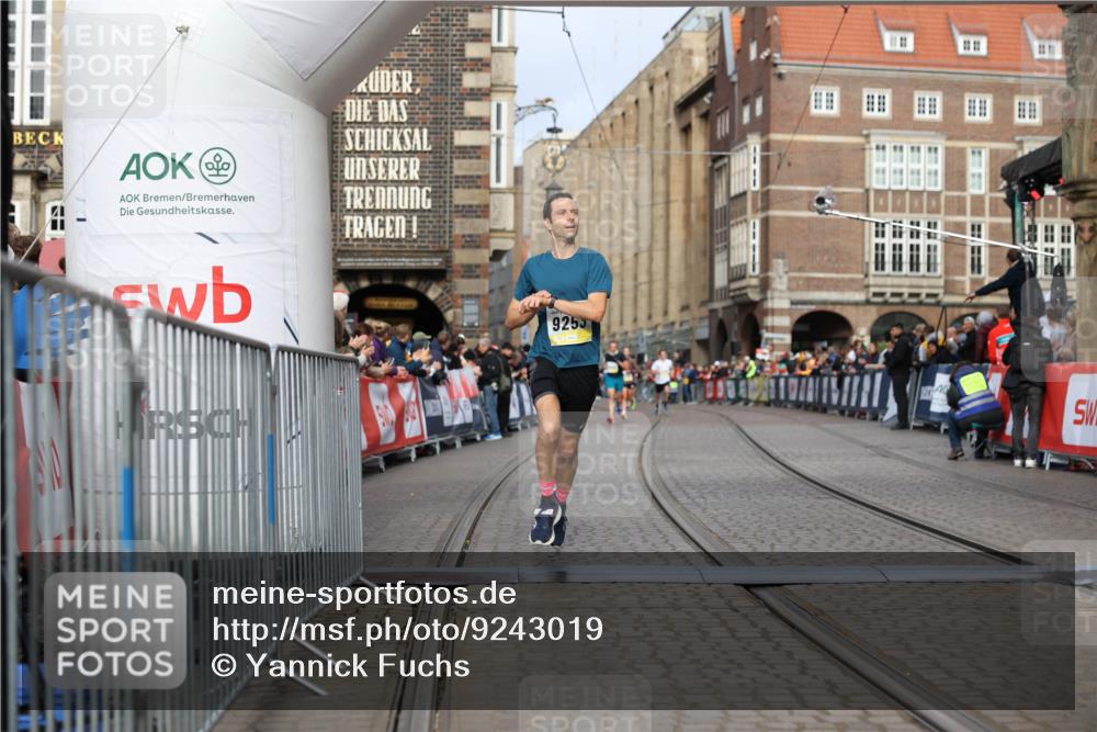 05.10.2025 - 20. swb-Marathon Bremen Yannick Fuchs http://msf.ph/oto/9243019 05.10.2025 10:41:51 Ziel 9253, 11701 meine-sportfotos.de