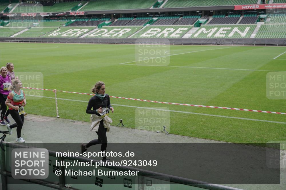05.10.2025 - 20. swb-Marathon Bremen Michael Burmester http://msf.ph/oto/9243049 05.10.2025 10:35:58 Laufen im Stadion 7177, 7178, 7908, 8585, 9005, 9173, 9174, 9231, 9278, 9327, 9330, 9346, 9349, 9370, 9371, 9378, 9389, 9433, 9443, 9450, 9451, 9454, 9462, 9508, 9516, 9518, 9542, 9550, 9576, 9609, 9611, 9612, 9625, 9634, 9666, 9686, 9737, 9790, 9880, 9886, 9904, 9914, 9937, 9954, 9962, 9977, 10006, 10039, 10049, 10055, 10059, 10063, 10079, 10084, 10127, 10138, 10139, 10143, 10145, 10182, 10219, 10225, 10228, 10250, 10293, 10311, 10336, 10353, 10359, 10367, 10368, 10377, 10391, 7163 meine-sportfotos.de