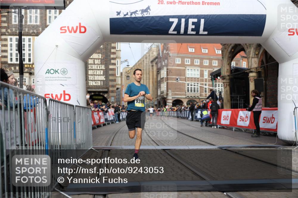 05.10.2025 - 20. swb-Marathon Bremen Yannick Fuchs http://msf.ph/oto/9243053 05.10.2025 10:41:51 Ziel 9253, 11701 meine-sportfotos.de