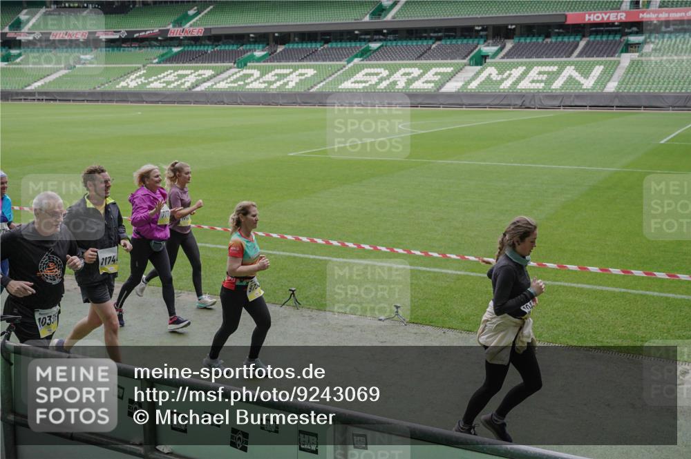 05.10.2025 - 20. swb-Marathon Bremen Michael Burmester http://msf.ph/oto/9243069 05.10.2025 10:35:59 Laufen im Stadion 7177, 7178, 7908, 8585, 9005, 9173, 9174, 9231, 9278, 9327, 9330, 9346, 9349, 9370, 9371, 9378, 9389, 9433, 9443, 9450, 9451, 9454, 9462, 9508, 9516, 9518, 9542, 9550, 9576, 9609, 9611, 9612, 9625, 9634, 9666, 9686, 9737, 9790, 9880, 9886, 9904, 9914, 9937, 9954, 9962, 9977, 10006, 10039, 10055, 10059, 10063, 10079, 10084, 10127, 10138, 10139, 10143, 10145, 10182, 10219, 10225, 10228, 10250, 10293, 10311, 10336, 10353, 10359, 10367, 10368, 10377, 10391, 7163 meine-sportfotos.de