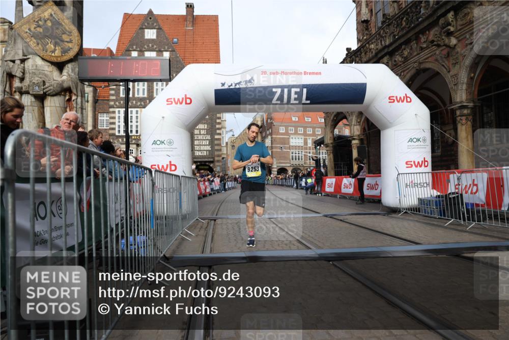 05.10.2025 - 20. swb-Marathon Bremen Yannick Fuchs http://msf.ph/oto/9243093 05.10.2025 10:41:52 Ziel 9253, 11701 meine-sportfotos.de