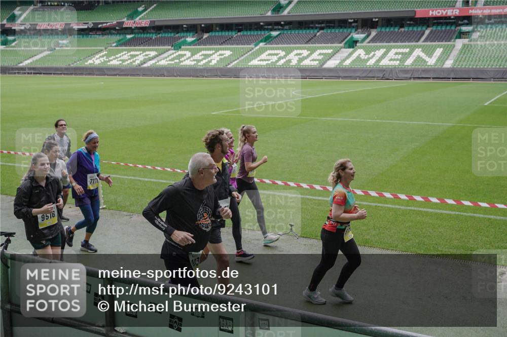 05.10.2025 - 20. swb-Marathon Bremen Michael Burmester http://msf.ph/oto/9243101 05.10.2025 10:35:59 Laufen im Stadion 7177, 7178, 7908, 8585, 9005, 9173, 9174, 9231, 9278, 9327, 9330, 9346, 9349, 9370, 9371, 9378, 9389, 9433, 9443, 9450, 9451, 9454, 9462, 9508, 9516, 9518, 9542, 9550, 9576, 9609, 9611, 9612, 9625, 9634, 9666, 9686, 9737, 9790, 9880, 9886, 9904, 9914, 9937, 9954, 9962, 9977, 10006, 10039, 10055, 10059, 10063, 10079, 10084, 10127, 10138, 10139, 10143, 10145, 10182, 10219, 10225, 10228, 10250, 10293, 10311, 10336, 10353, 10359, 10367, 10368, 10377, 10391, 7163 meine-sportfotos.de