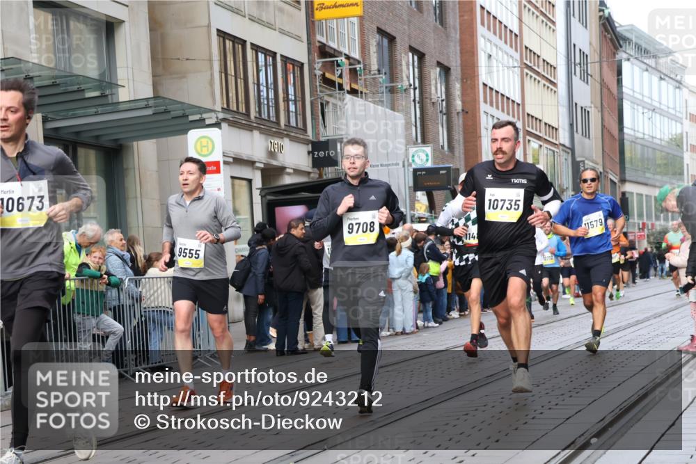05.10.2025 - 20. swb-Marathon Bremen Strokosch-Dieckow http://msf.ph/oto/9243212 05.10.2025 10:49:13 Ziel 9206, 9233, 9435, 9452, 9555, 9626, 9627, 9708, 10118, 10170, 10381, 10519, 10636, 10673, 10712, 10726, 10735, 10873, 10888, 11319, 11487, 11579, 11598, 11672, 11692, 9206, 9233, 9435, 9452, 9555, 9626, 9627, 9708, 10118, 10170, 10381, 10519, 10636, 10673, 10712, 10726, 10735, 10873, 10888, 11319, 11487, 11579, 11598, 11672, 11692 meine-sportfotos.de