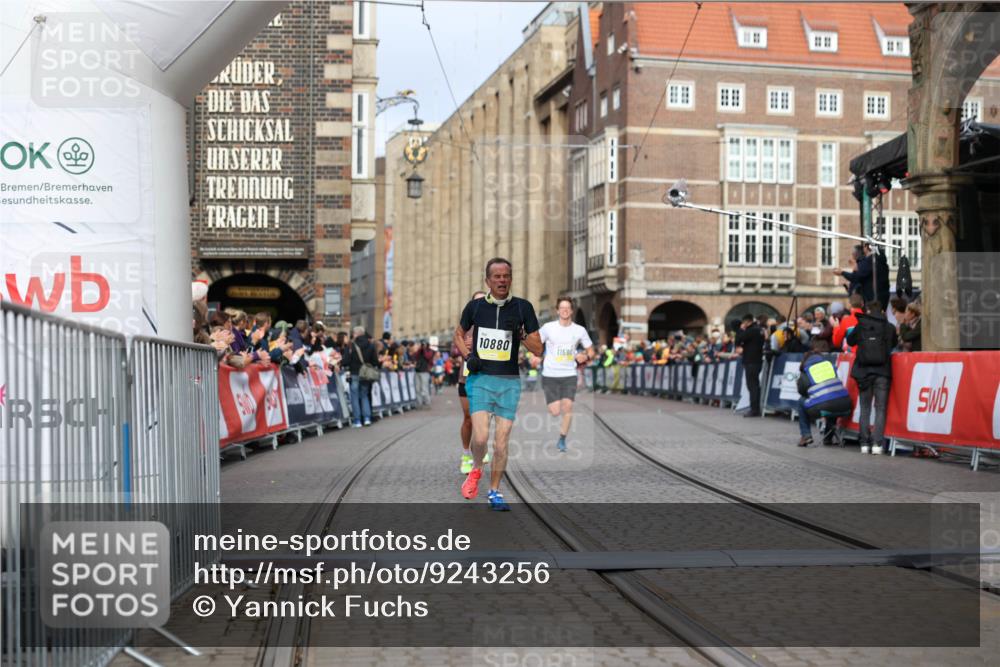 05.10.2025 - 20. swb-Marathon Bremen Yannick Fuchs http://msf.ph/oto/9243256 05.10.2025 10:41:57 Ziel 9253, 9884, 10880, 11581, 11710 meine-sportfotos.de