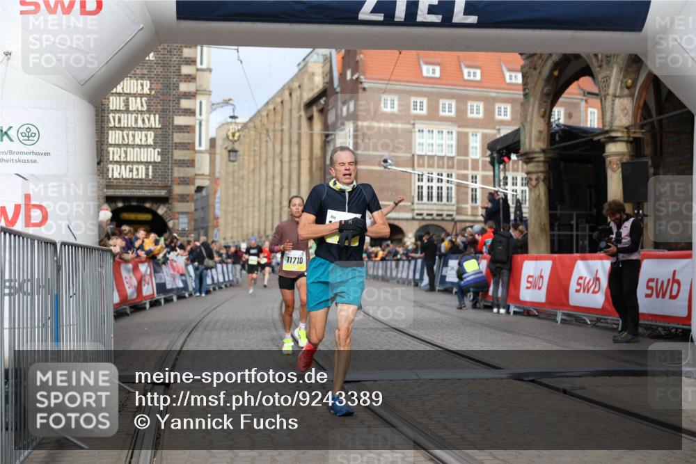 05.10.2025 - 20. swb-Marathon Bremen Yannick Fuchs http://msf.ph/oto/9243389 05.10.2025 10:41:59 Ziel 9884, 10880, 11581, 11710 meine-sportfotos.de