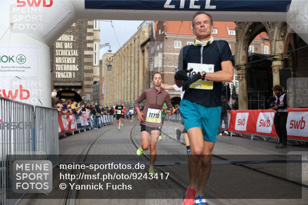 05.10.2025 - 20. swb-Marathon Bremen Yannick Fuchs http://msf.ph/oto/9243417 05.10.2025 10:41:59 Ziel 9884, 10880, 11581, 11710 meine-sportfotos.de