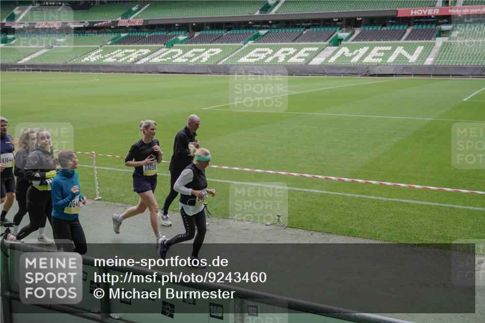 05.10.2025 - 20. swb-Marathon Bremen Michael Burmester http://msf.ph/oto/9243460 05.10.2025 10:36:08 Laufen im Stadion 7123, 7177, 7178, 7908, 8585, 9005, 9173, 9174, 9215, 9231, 9278, 9327, 9330, 9346, 9349, 9370, 9371, 9378, 9389, 9433, 9443, 9450, 9451, 9454, 9462, 9508, 9516, 9518, 9542, 9550, 9568, 9608, 9609, 9611, 9613, 9634, 9635, 9686, 9737, 9747, 9790, 9880, 9904, 9914, 9937, 9954, 9962, 9977, 10006, 10039, 10059, 10063, 10079, 10084, 10127, 10138, 10139, 10143, 10182, 10219, 10228, 10250, 10293, 10311, 10324, 10336, 10353, 10357, 10359, 10367, 10391, 10560, 7163 meine-sportfotos.de